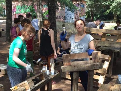 Tutti danno il loro contributo nella realizzazione degli arredi urbani