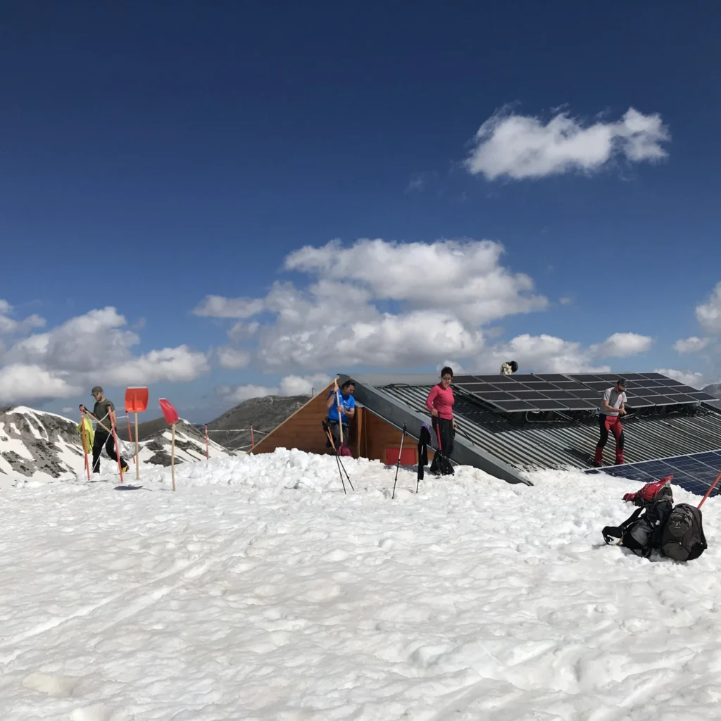 Il rifugio riemerge pian piano dalla neve