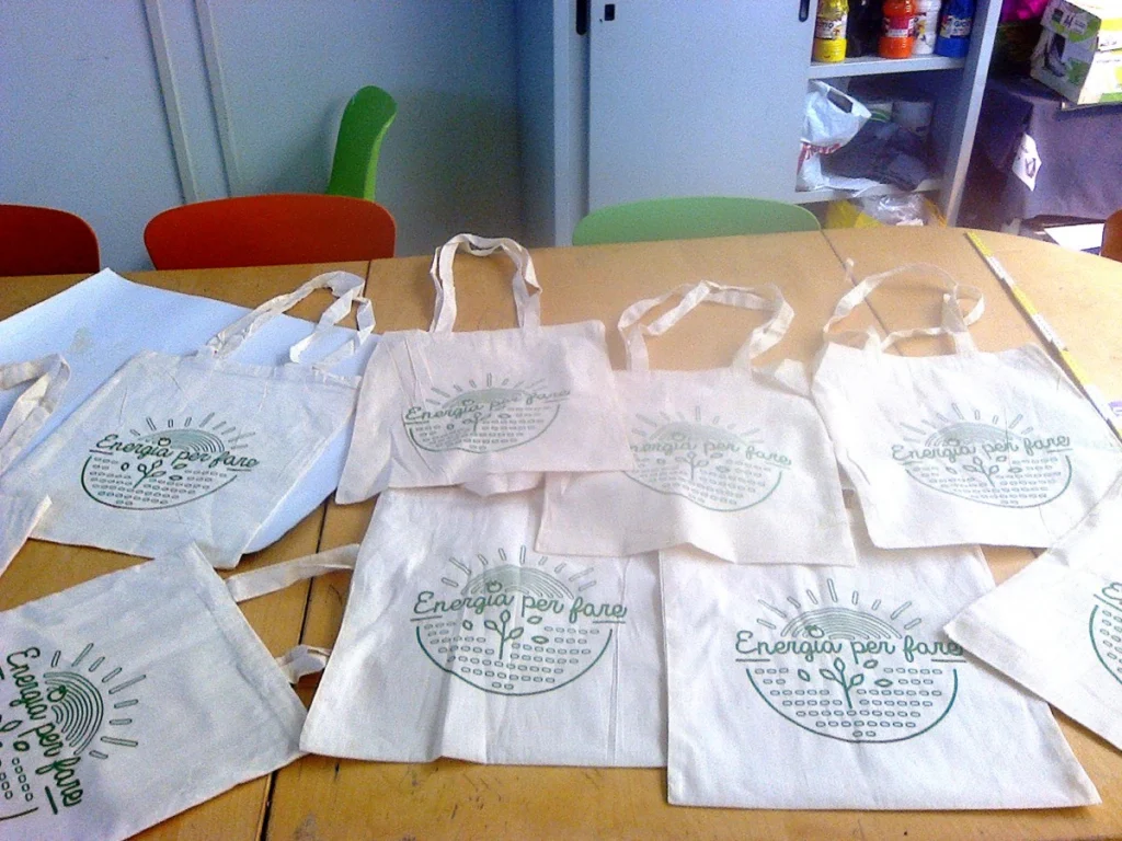 Con il laboratorio di serigrafia si producono shopper personalizzate