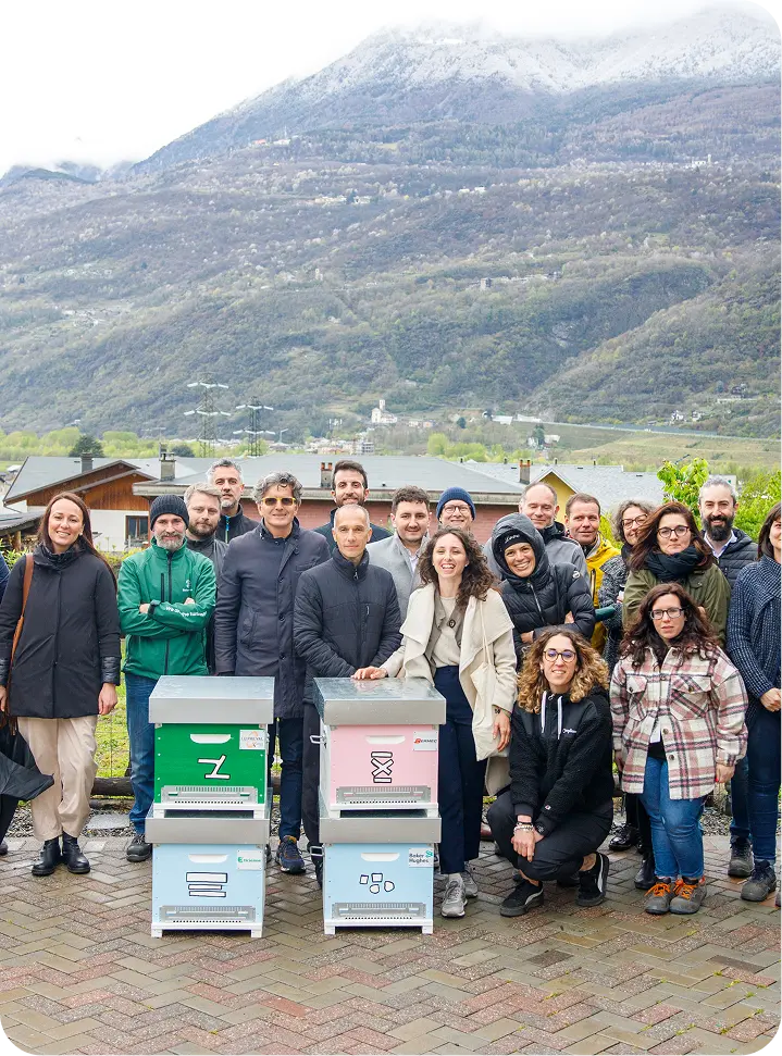blog_racconta_la_tua_storia persone che fotografano un apicoltore