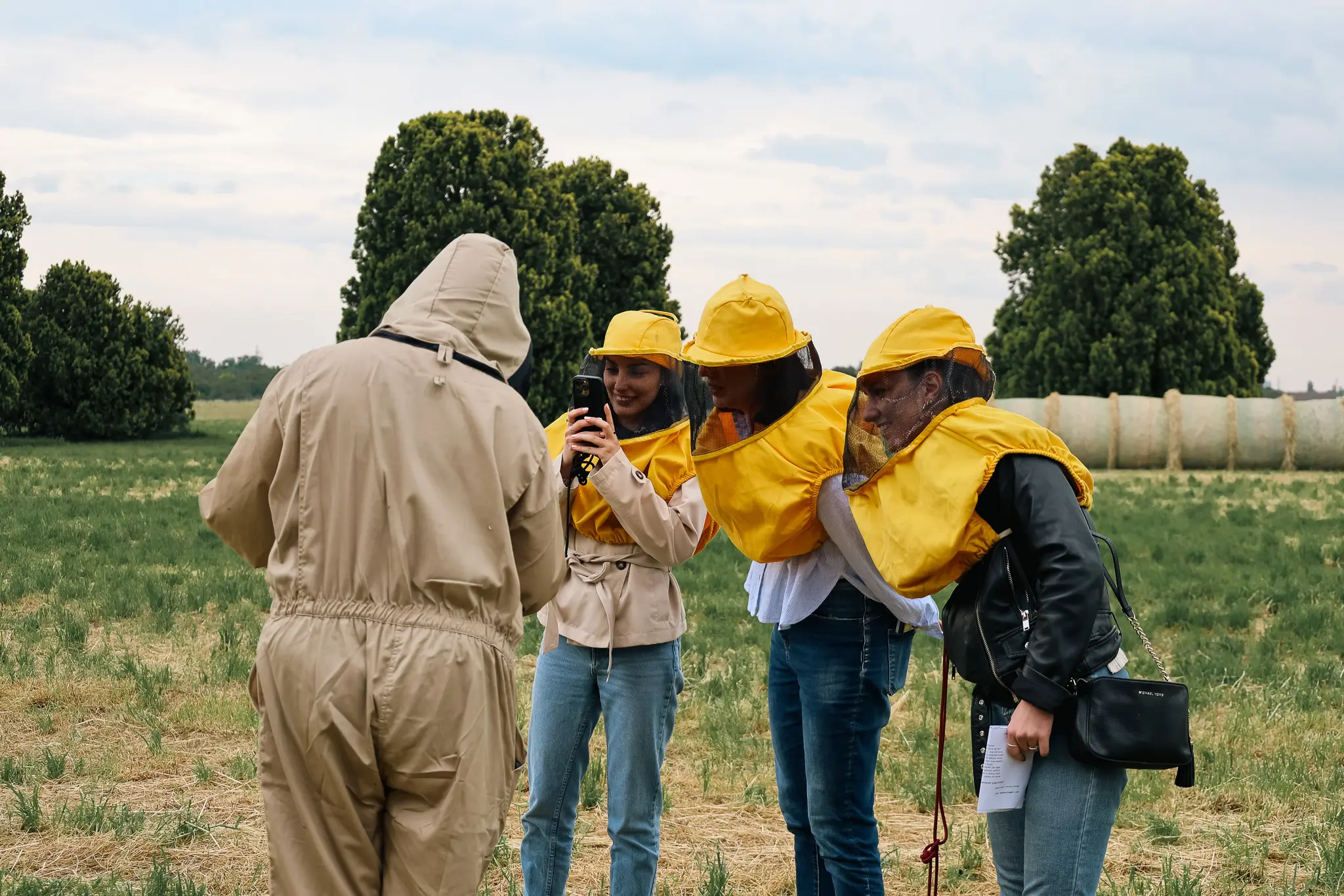 Team Building, ragazze che partecipano ad una lezione di apicoltura